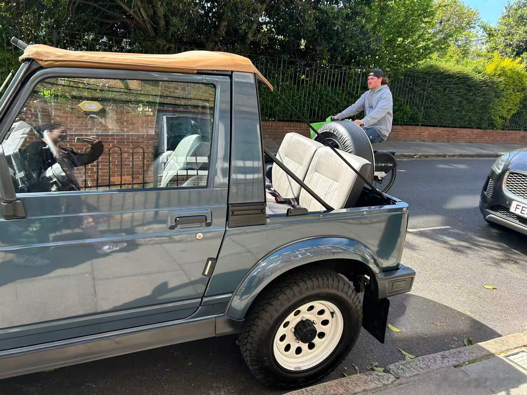 闺蜜在伦敦偶遇了崭新的铃木武士（也就是海外款的2代吉姆尼）！要知道哪怕是生产时间