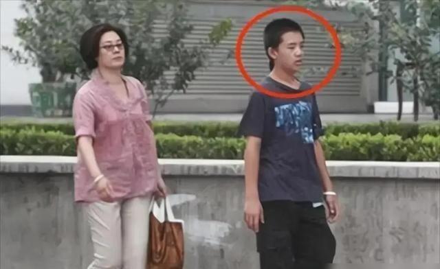《牧马人》女主丛珊最大的败笔，不是远走法国，而是养出了一个30岁的巨婴儿子。
丛