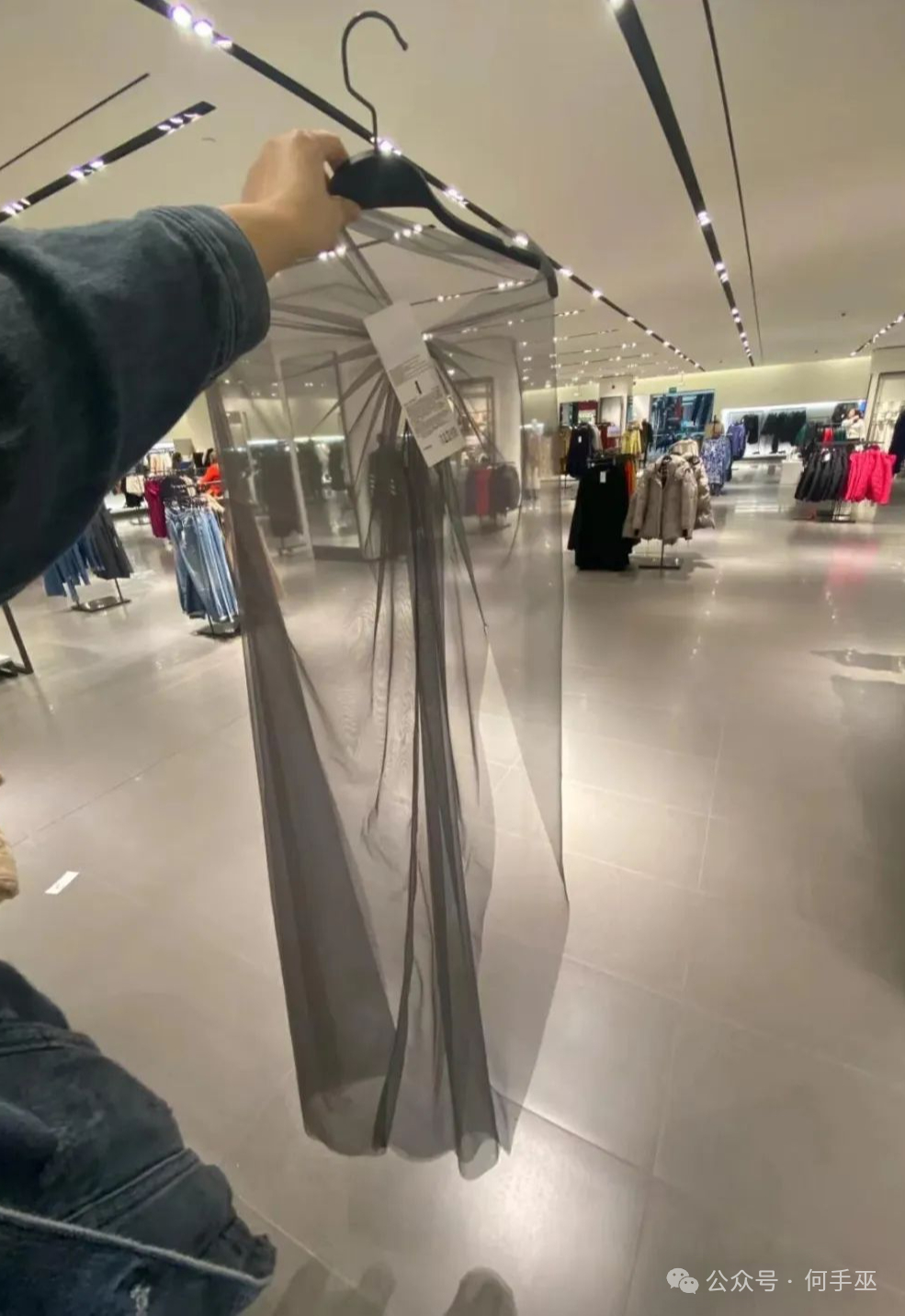 这衣服这么透买来怎么穿？ ​​​