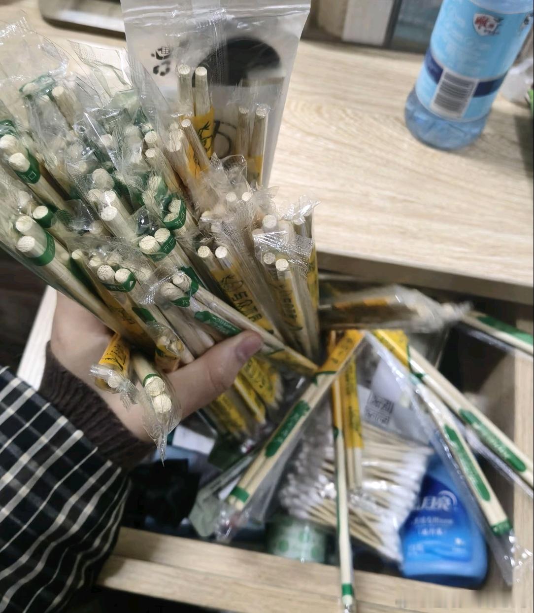 一代人有一代人的塑料袋要攒一个学期下来知识点没记住多少学校周边倒是囤了很多校园v