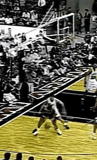 乔丹起跳要暴扣，却在半空换了主意。
那一秒，重力对他失效。
1991年总决赛，湖