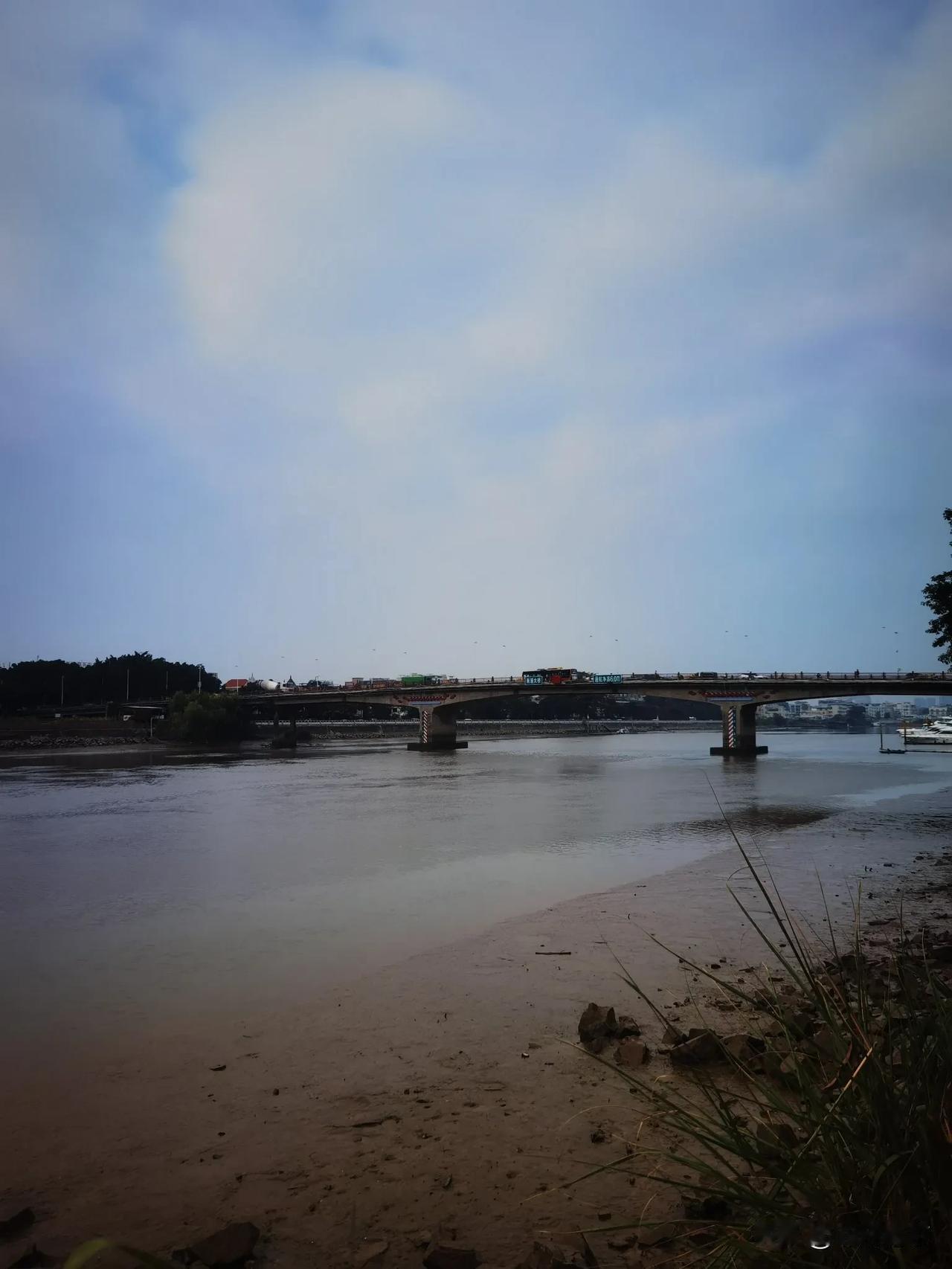 冬日生活随拍冬日暖阳，广州的天气依旧阳光明媚。江畔风景甚好，友友们周末愉快！[送