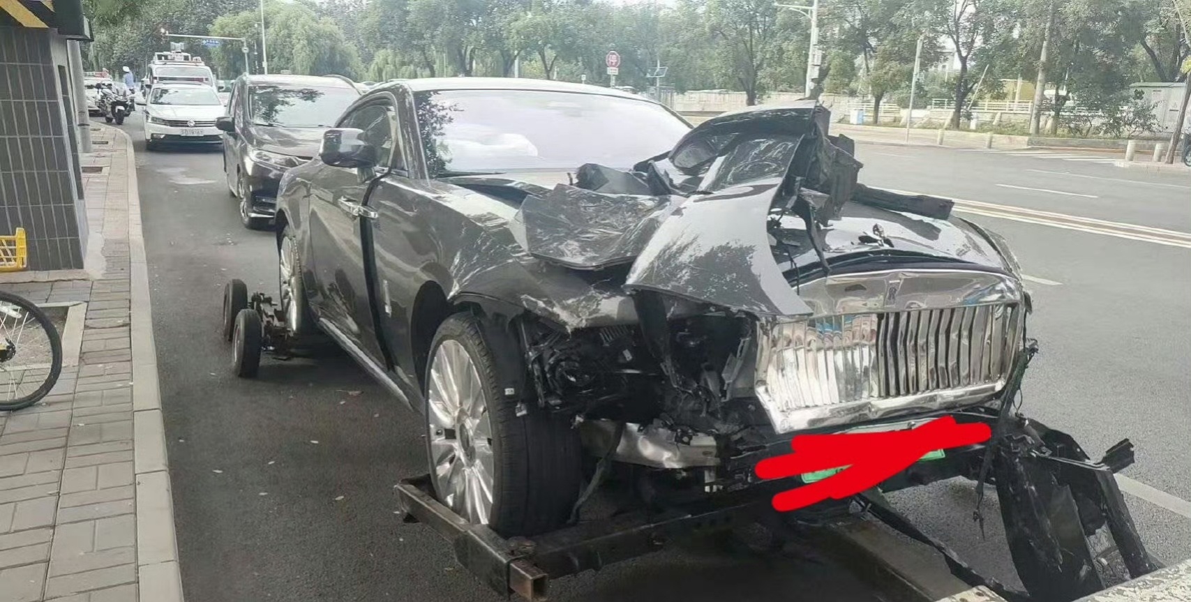 陈震劳斯莱斯发生车祸网传陈震的闪灵音超速撞了，看起来相当惨烈啊但我第一反映是，有