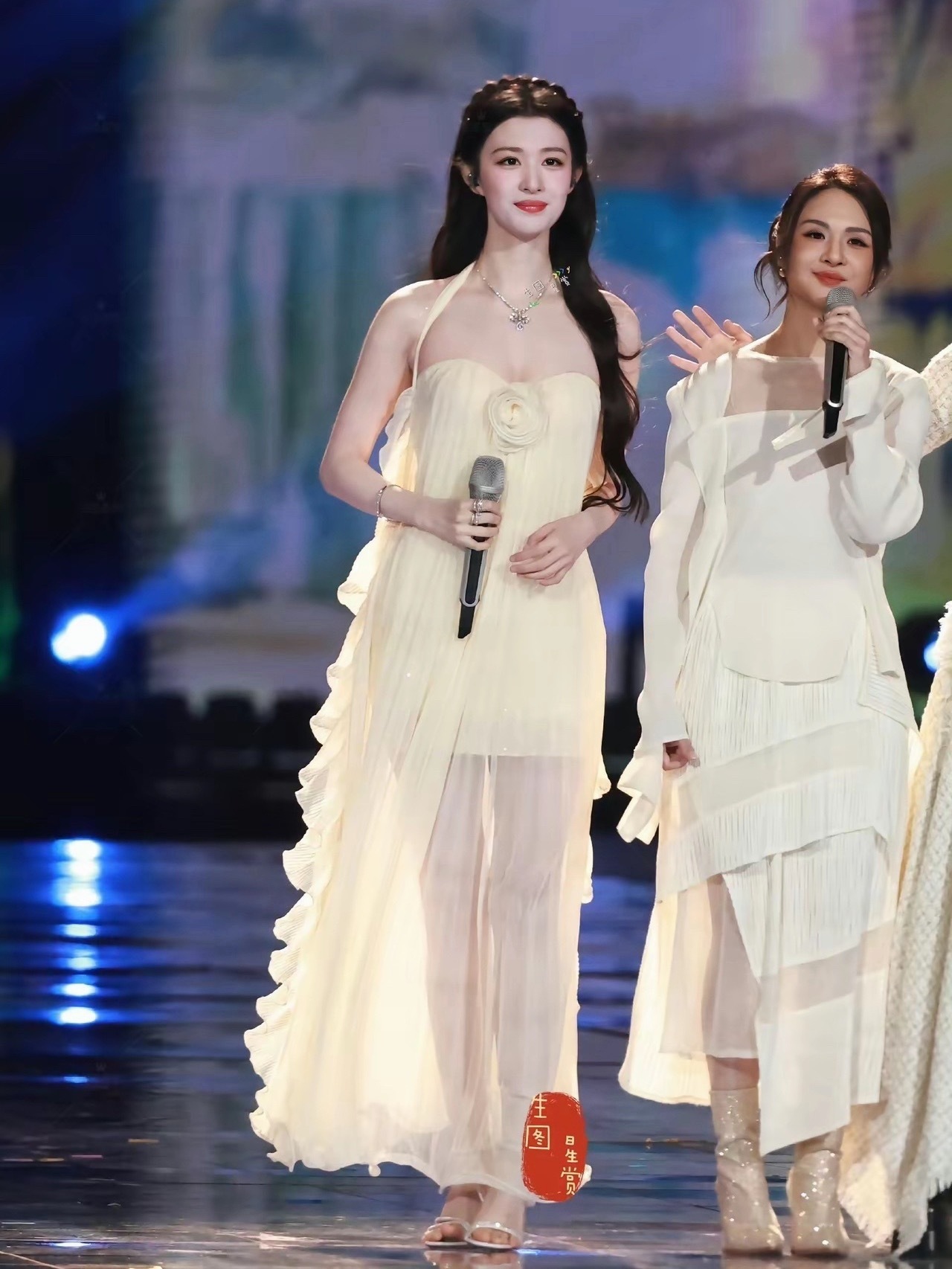 王楚然好大一只，比旁边的女生大一圈… 