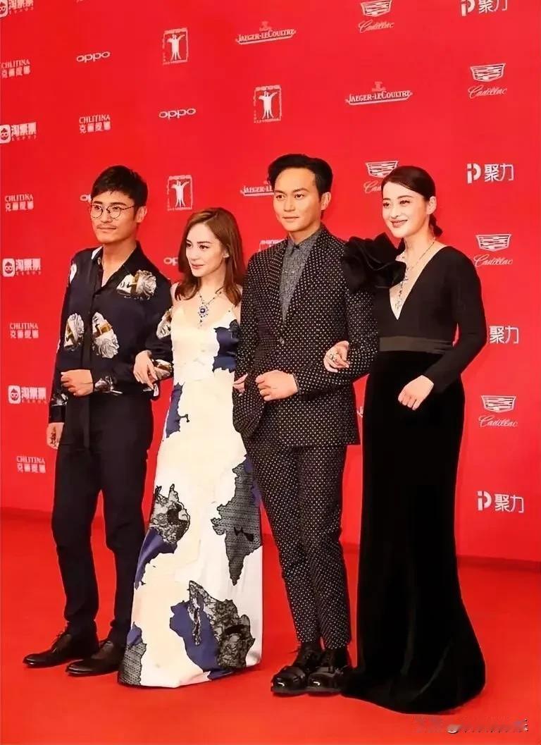 阿娇与48岁梅婷同框，两人风格迥异。阿娇走少女路线，穿白色印花裙不仅散发着淡雅的