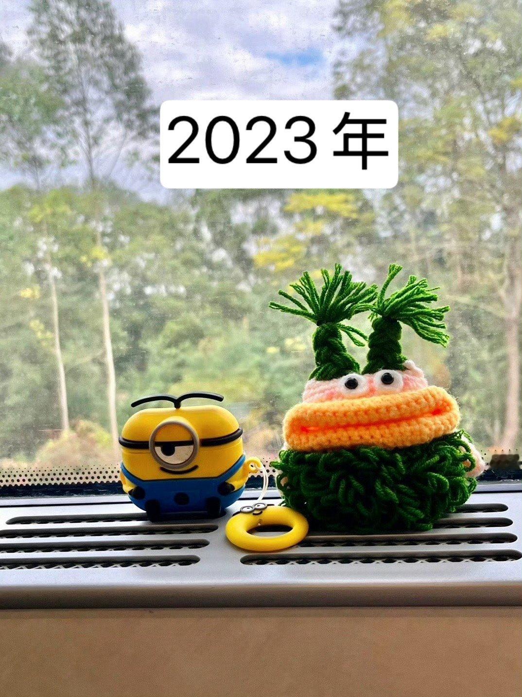 在车上，照例掏出我的耳机。天呐，怎么我的耳机盒也一把年纪了。细软塌的痛 码的  
