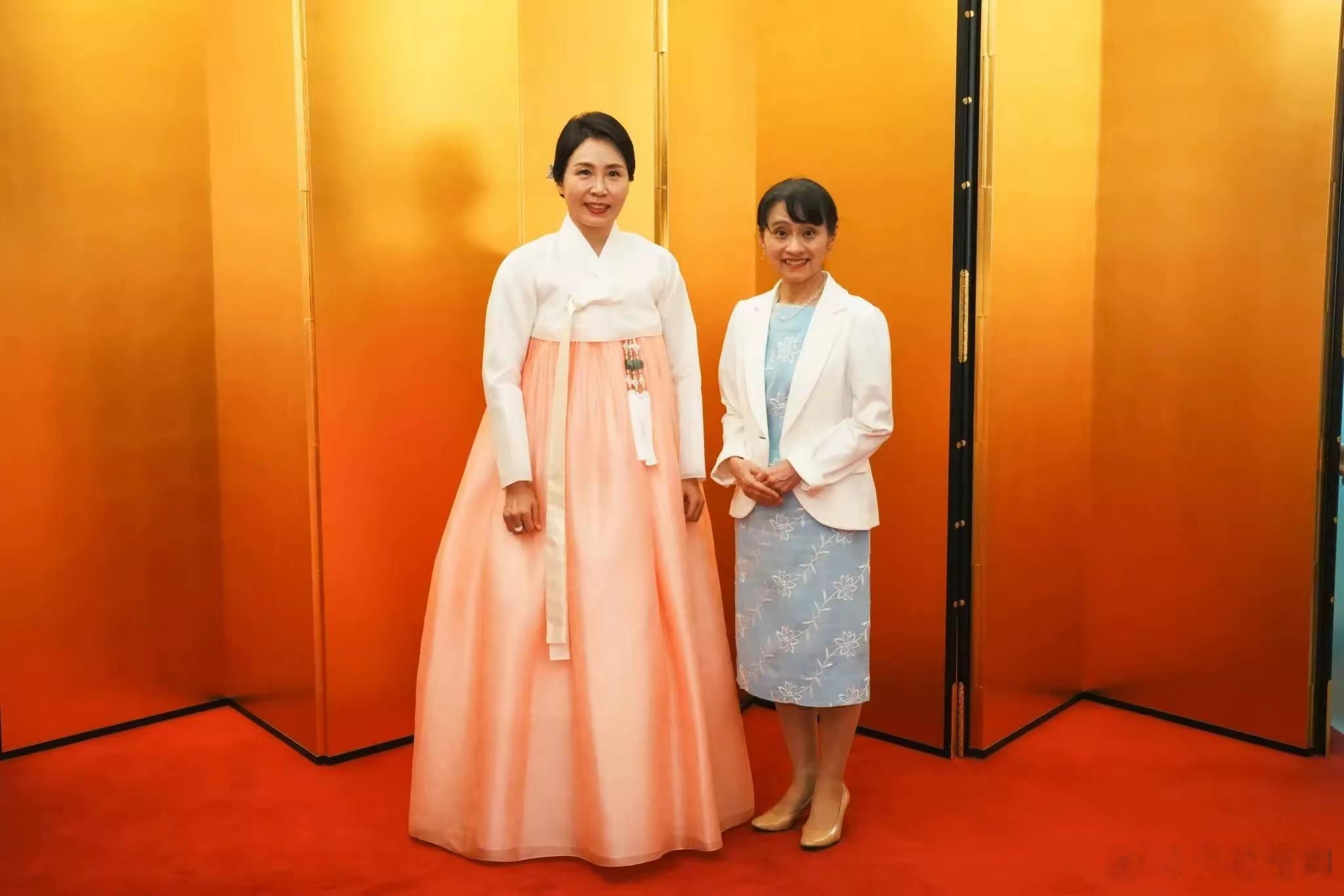 日本首相官邸，59岁的韩国总统夫人金惠景与68岁的日本首相夫人石破百合子交流传统