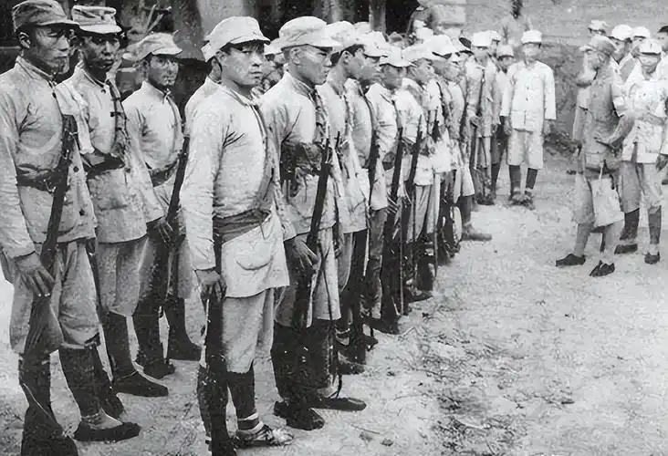 1942年，华北地区发生多年不遇的大旱，八路军抗日根据地的日子过得很艰难。新四军