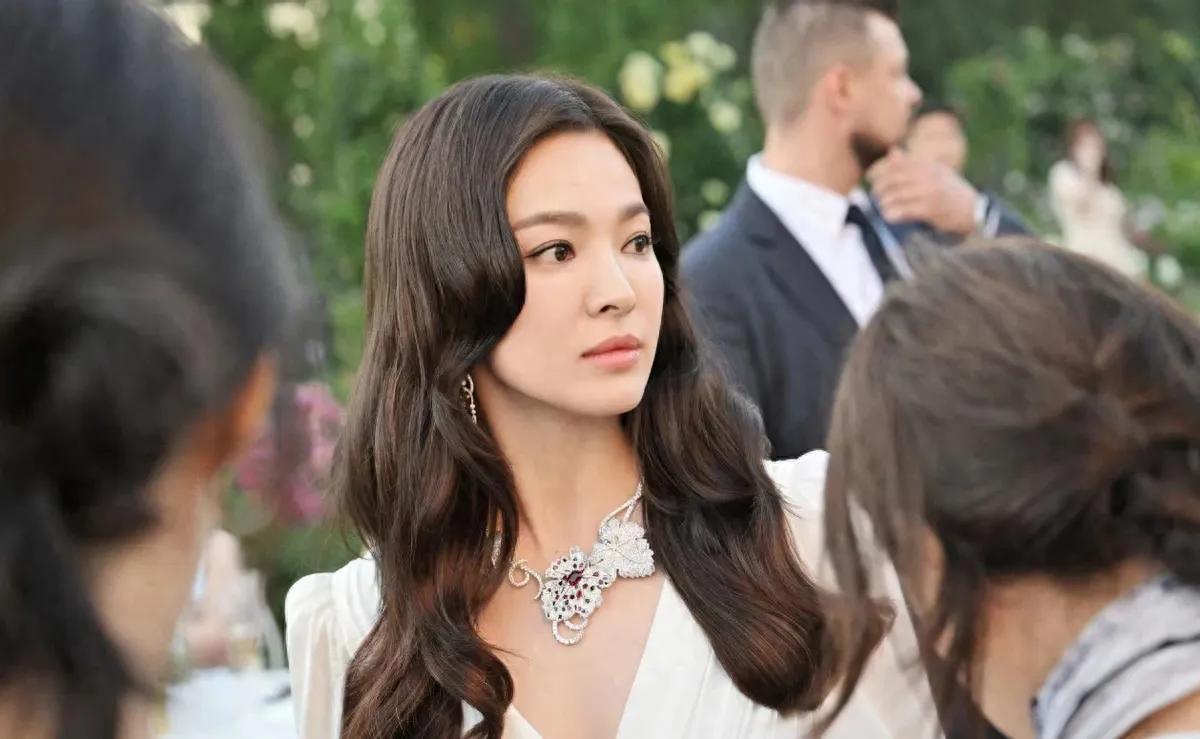 离婚之后的她，好像再没怎么见她笑过！

虽然她们两个人都属于顶级美女，甚至年轻的