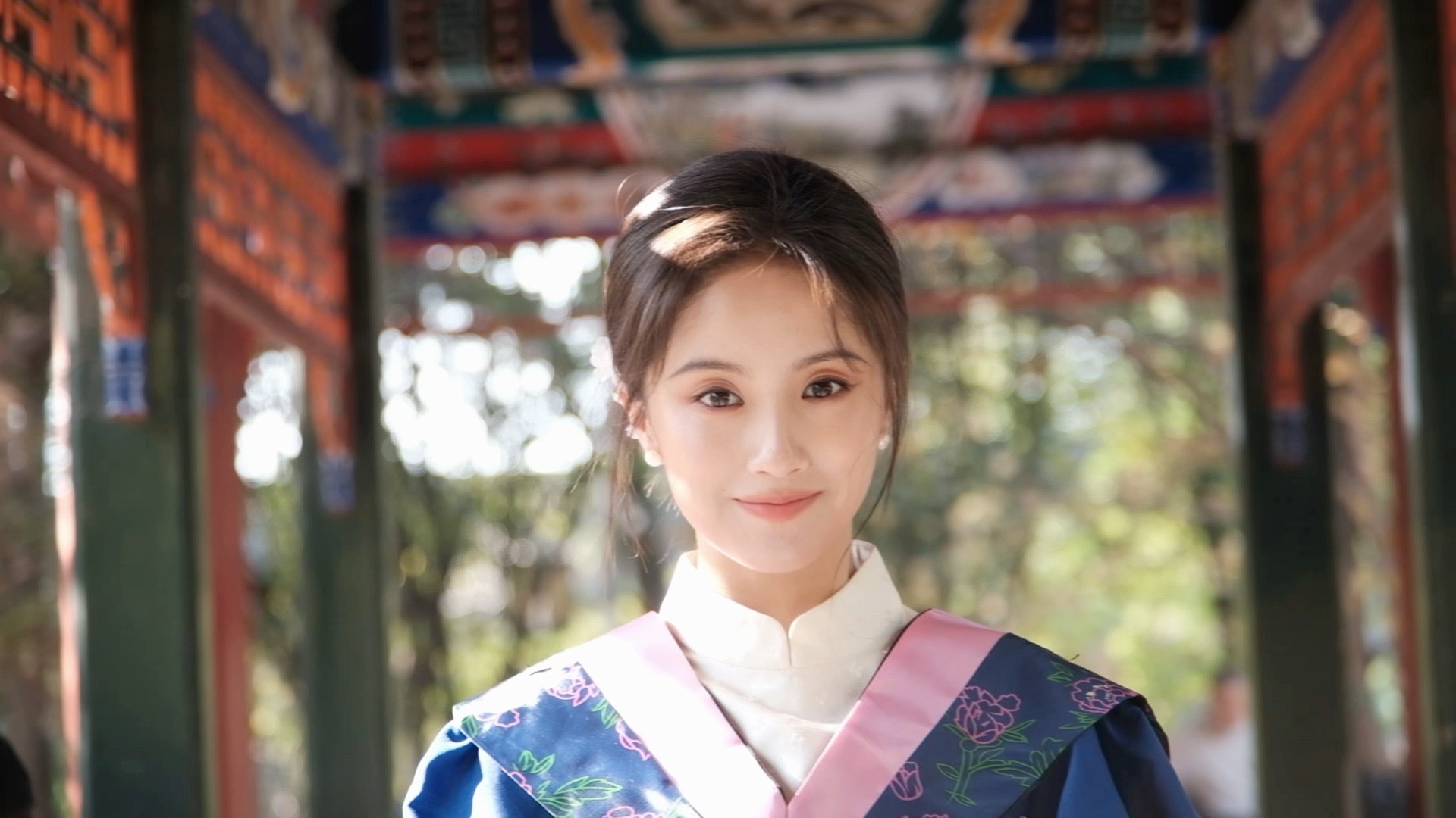 去年夏天未完成的毕业照🎓，终于在今年秋天补上啦！去年没有机会穿上我的蓝袍，一直