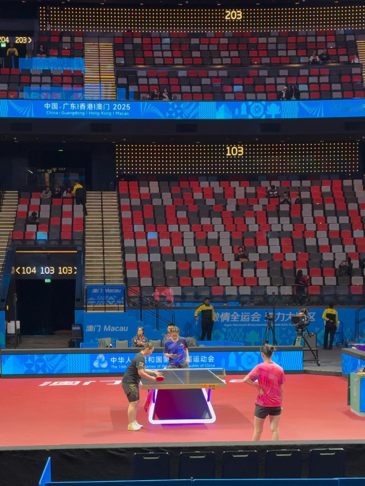 湖北队备战决赛，莎莎在就稳军心，佳佳一分，添艺一分，这分就凑齐了，怎么看都是轻松