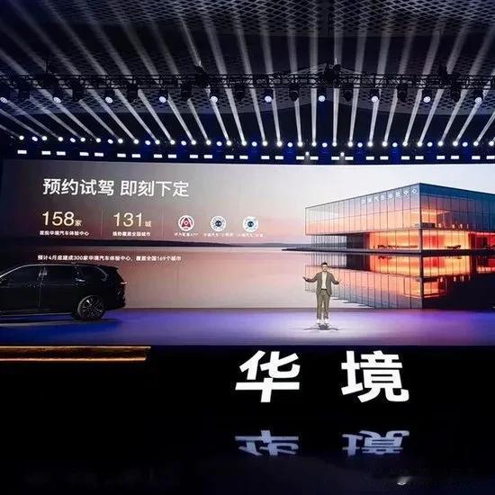 首先就是鸿蒙座舱，用起来啥感觉？跟你手里的华为手机一个样。导航、音乐这些，上车直