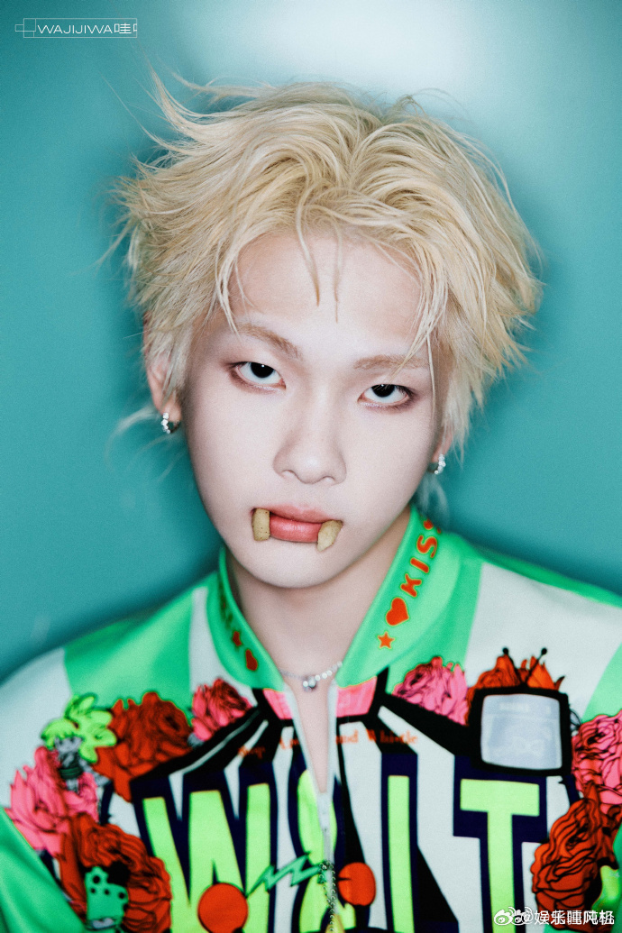 周震南吐了一屏幕 周震南新MV开头吐糖果的画面我能循环一百遍，满屏都是糖的视觉冲