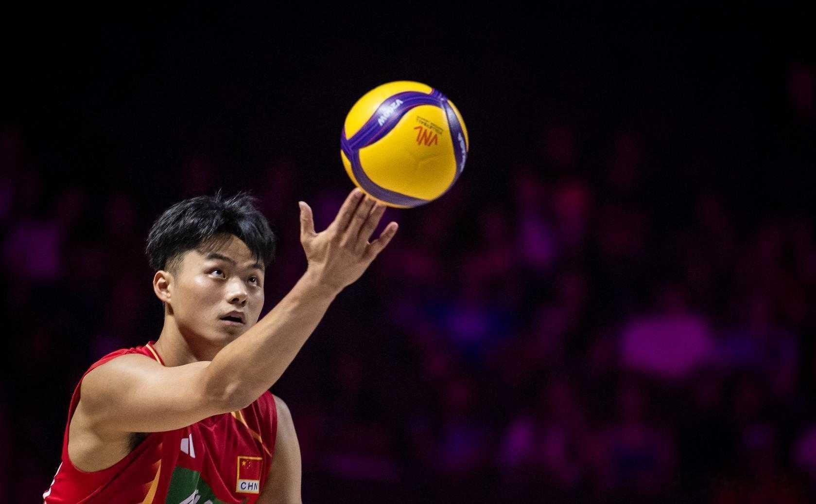 中国男排遭遇八连败 0-3不敌美国遭遇第八场失利！彭世坤客串接应首发，海宁肯定新