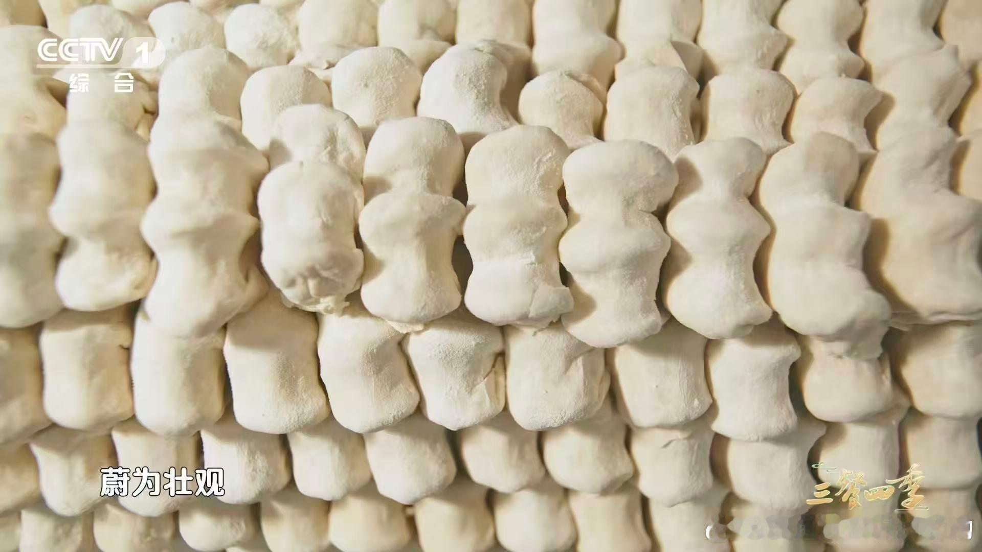 破五吃啥 今天破五，吃点不一样的！新疆特色“一把抓”，造型像极了金元宝。刚出炉的