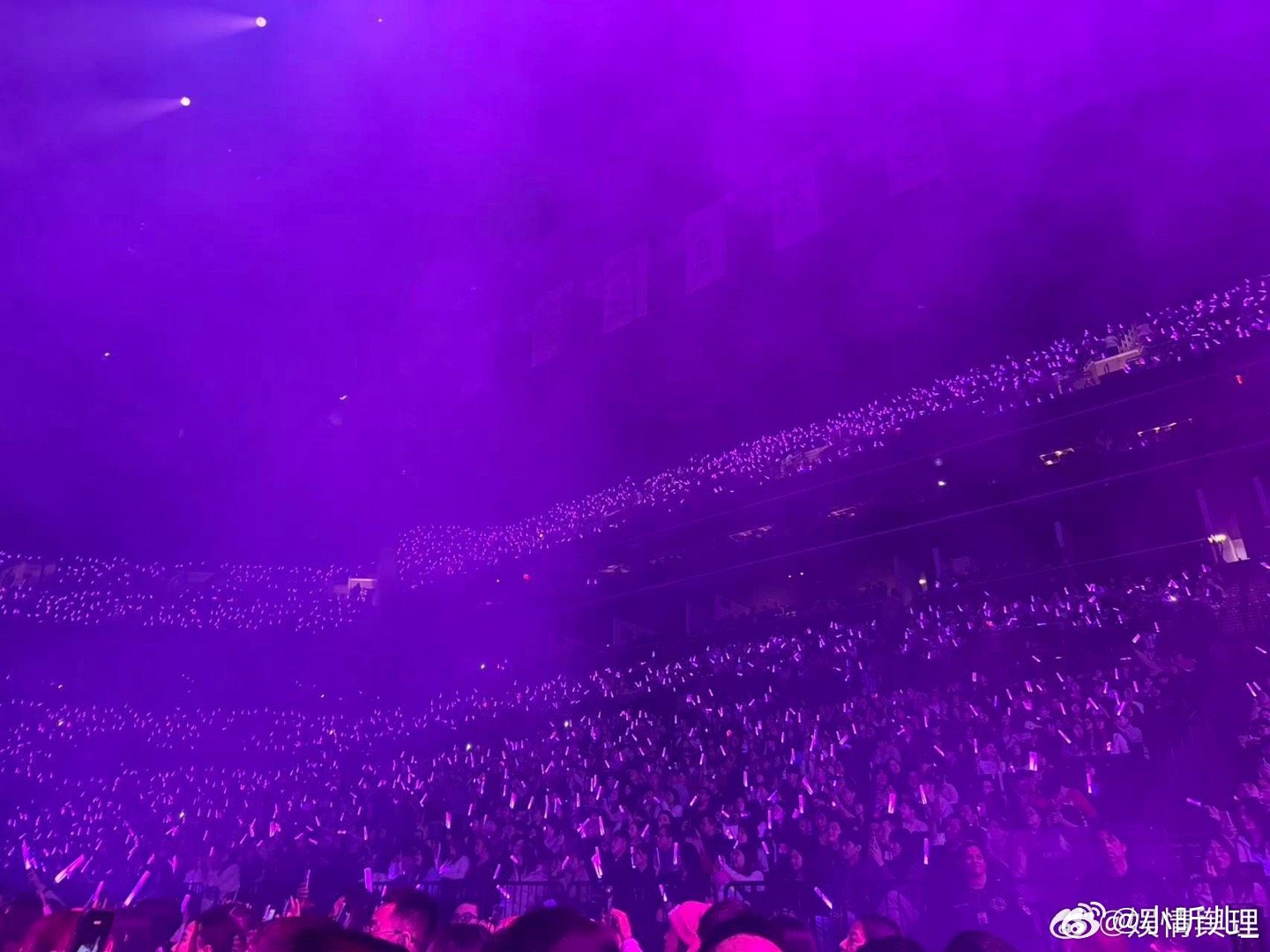 汪苏泷世巡纽约场上座率纽约场粉色灯海太震撼！全场满座大合唱，汪苏泷用音乐征服海外