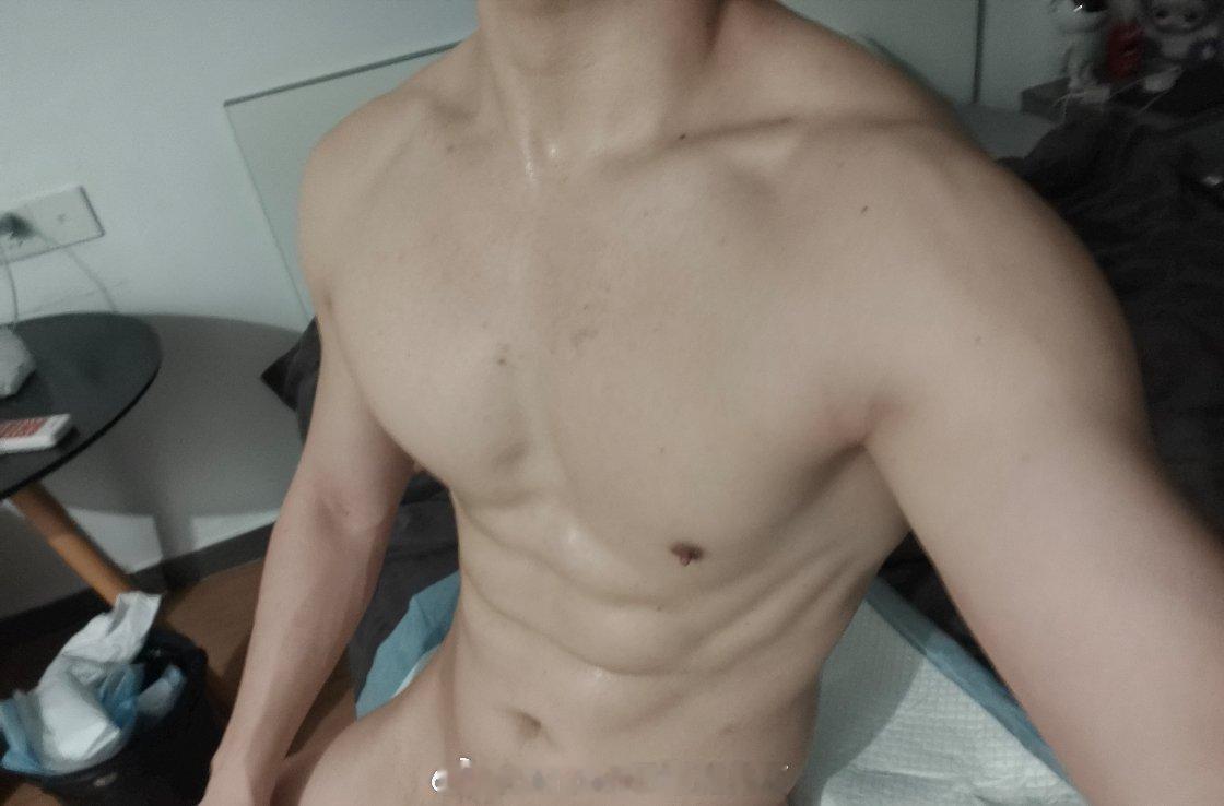 酒是好东西，虽然我会过敏。我喜欢双向喜欢，喜欢主动的人。我走了一步两步，你还没有