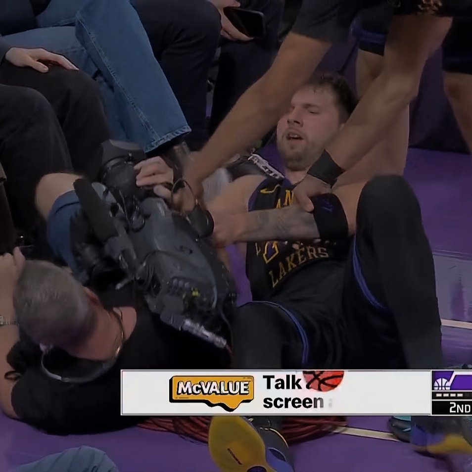 卢卡疑似相中场边摄影师的摄影机，与其争抢，试图将其占为己有 