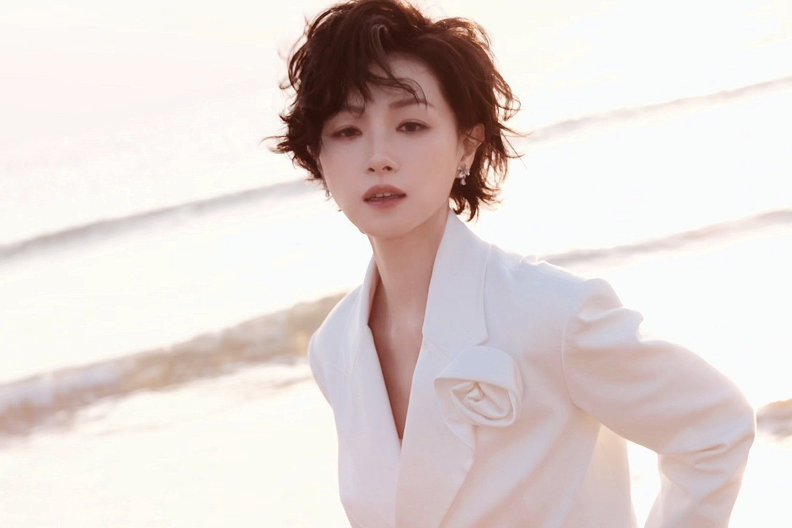 万茜 ｜万茜美素佳儿品牌大使  问松时满袖盈翠，数浪时半襟染月，忽然懂了山海为何