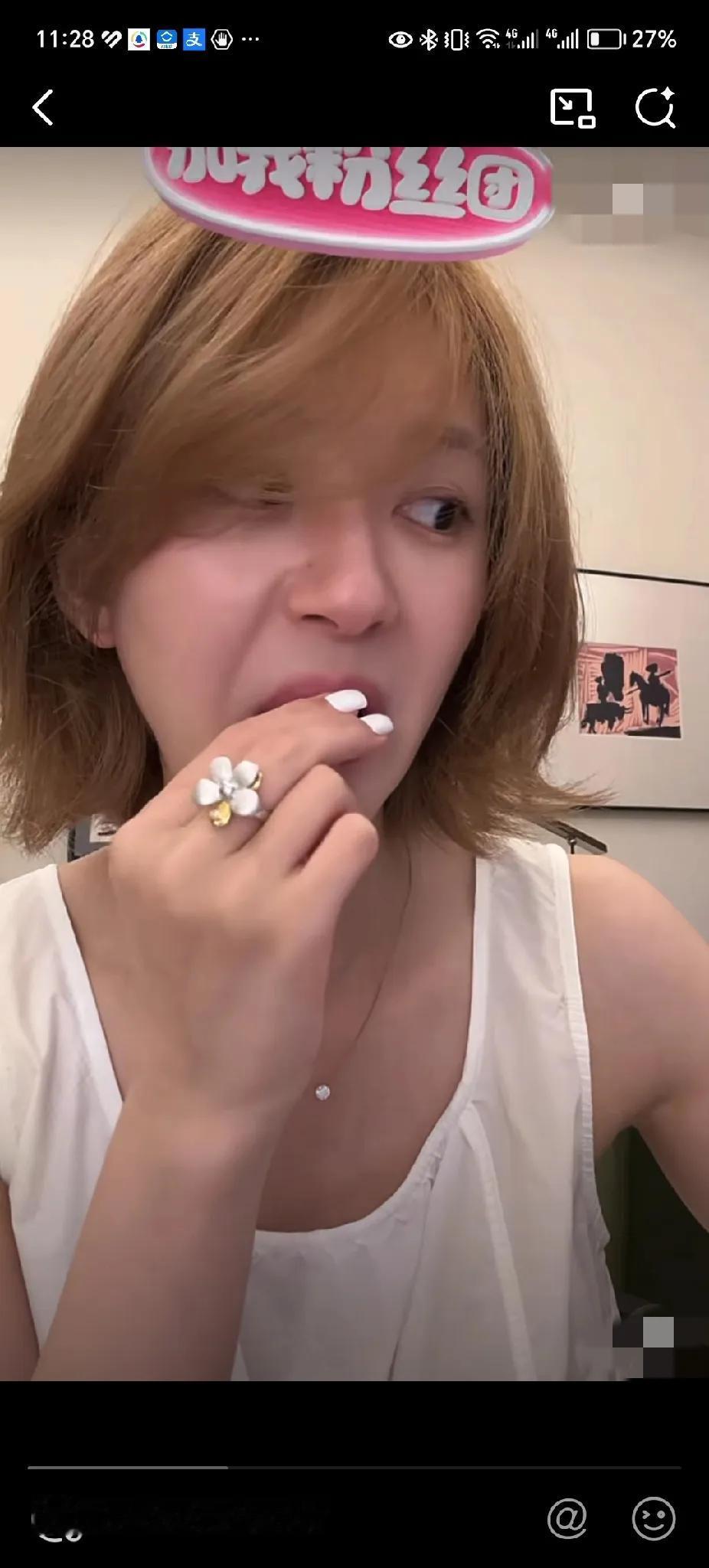 赵露思现在真的是什么也不在乎的疯感，像不像某爽当年？边直播边用
指甲抠牙缝塞的菜