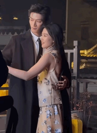 卢昱晓直接把手伸进了王星越外套里，难怪有人嗑这对CP！ 