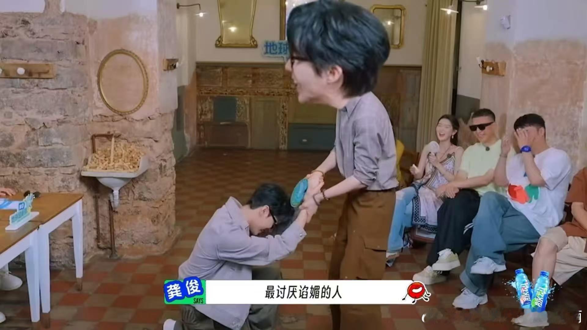 龚俊向刘宇宁跪地龚俊刘宇宁复刻你是我的神 哈哈哈哈 ​​​