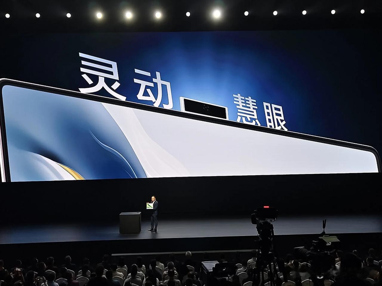 真让粉丝猜对了，荣耀MagicBook Air 4的摄像头是外置磁吸摄像头，插在