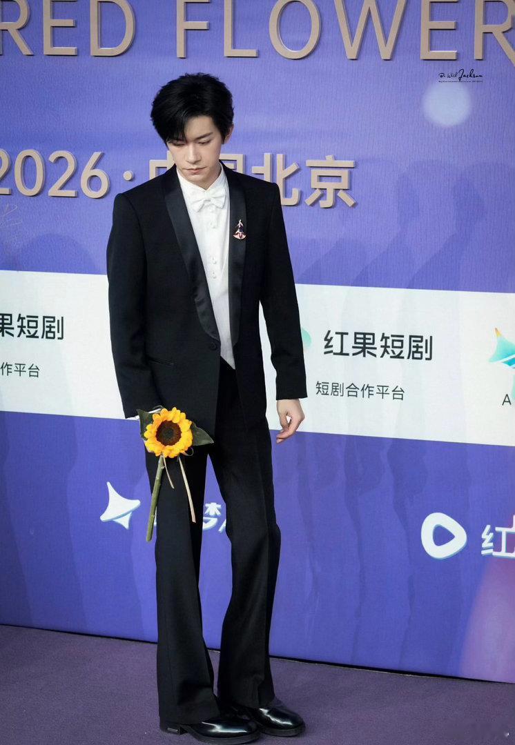 百花奖红毯易烊千玺开场作为百花奖红毯的开场第一位，易烊千玺出场氛围感直接拉满。一