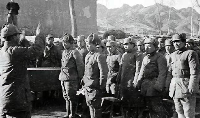 1942年，70多名八路军在寺庙入睡。一名战士半夜小便，忽然瞪大眼睛，高喊：“鬼