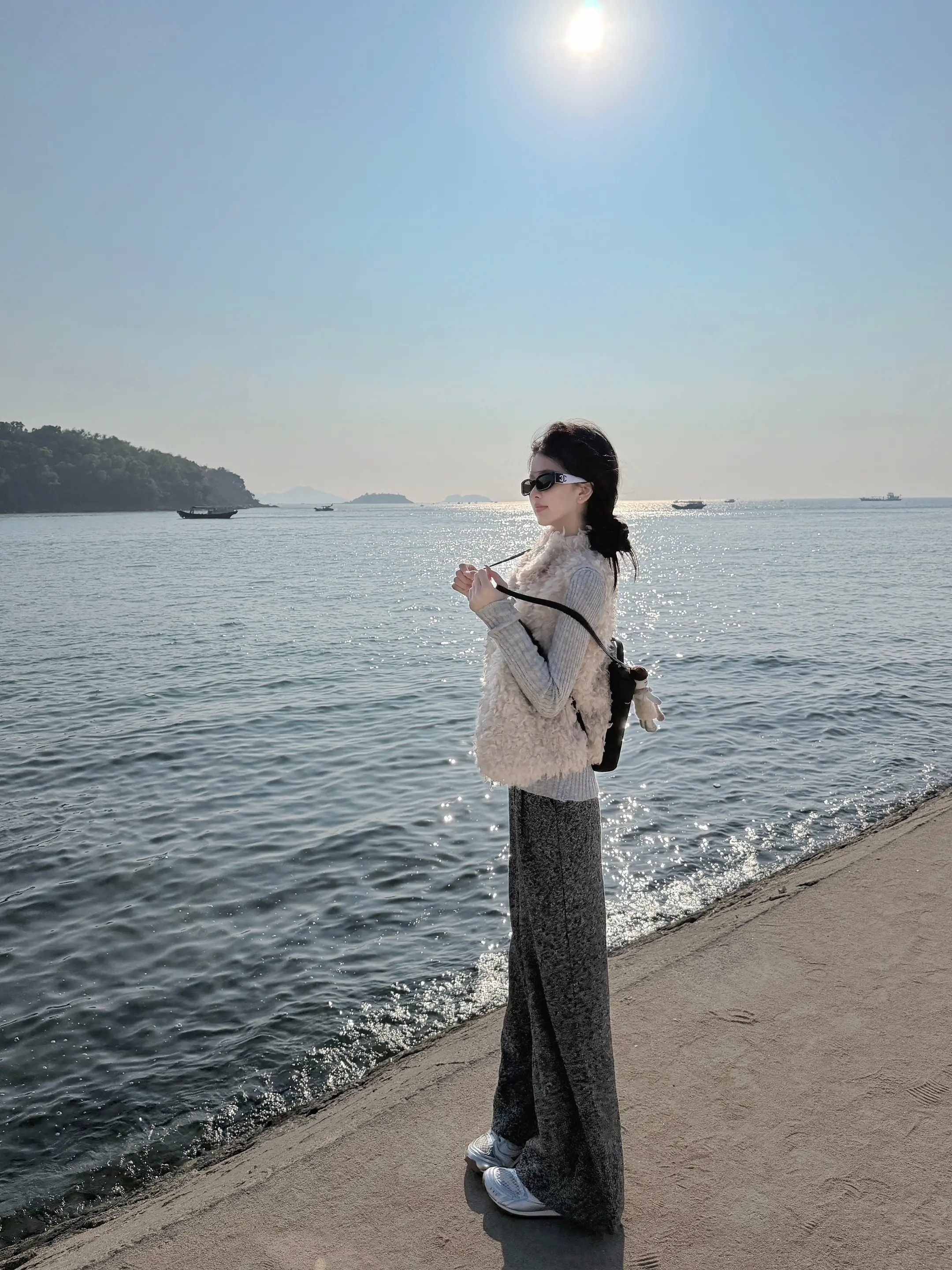 人类需要很多很多晴天和阳光 去晒干过往的雨滴和潮湿