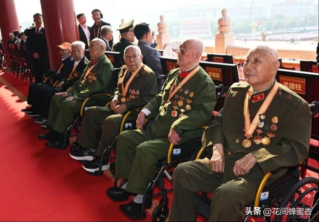 用一句话致敬老兵你们以青春赴山河，用热血护家国。岁月染白双鬓，不改赤子丹心，向每