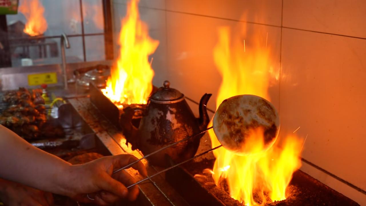 在兰州除了拉面、手抓羊肉，还有许多不容错过的美食，深夜的狂欢当属“烈火烤肉”。巷