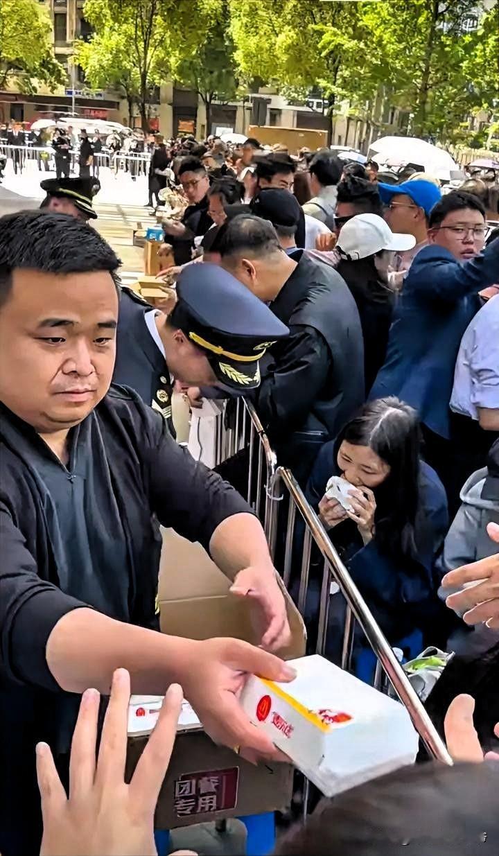 这家房企真好！抢不到房的，白等半天的，中午发盒饭。