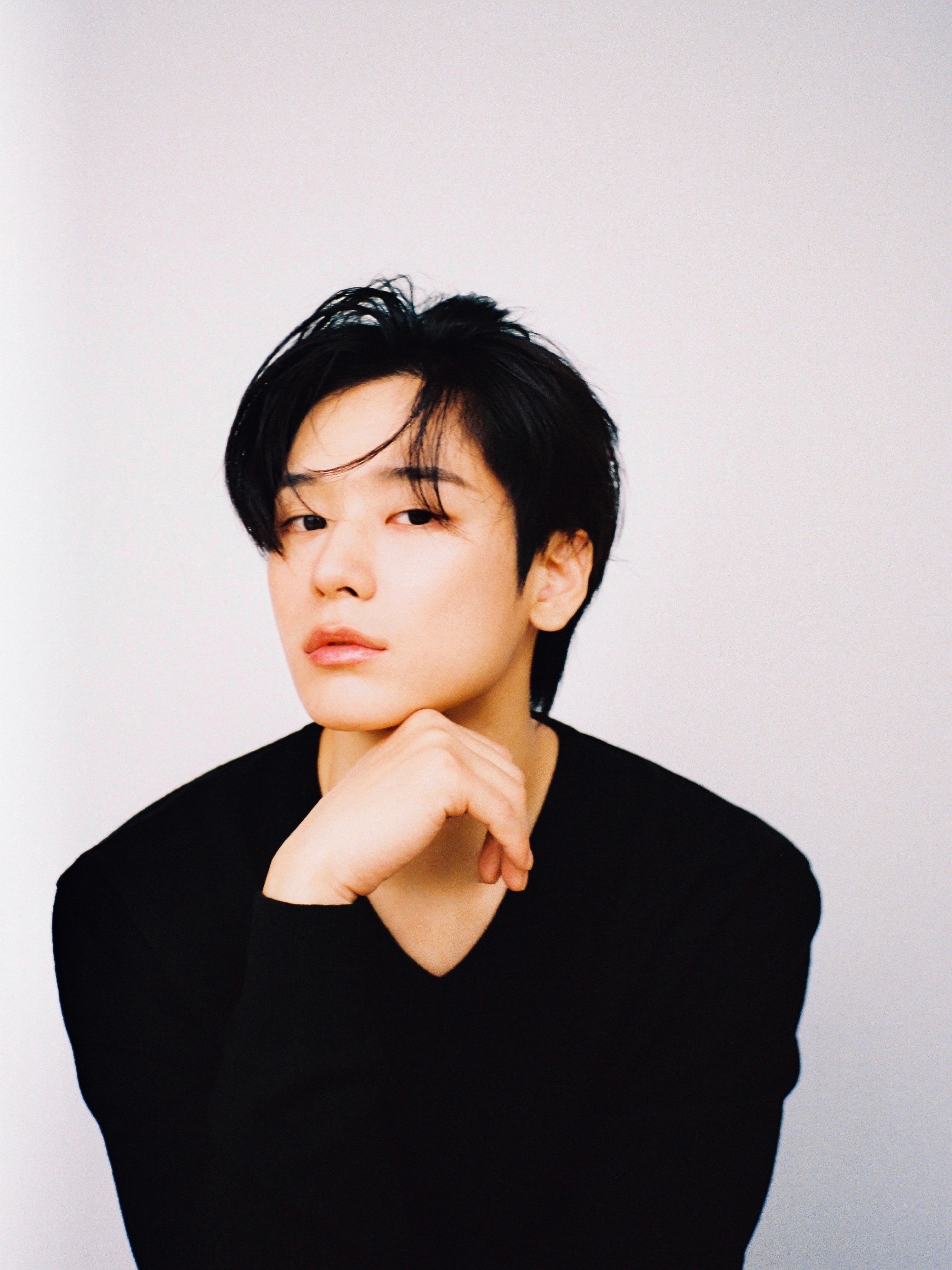 李柱延更新了演员公式照 我好像看到了影帝年轻的时候… ​​​