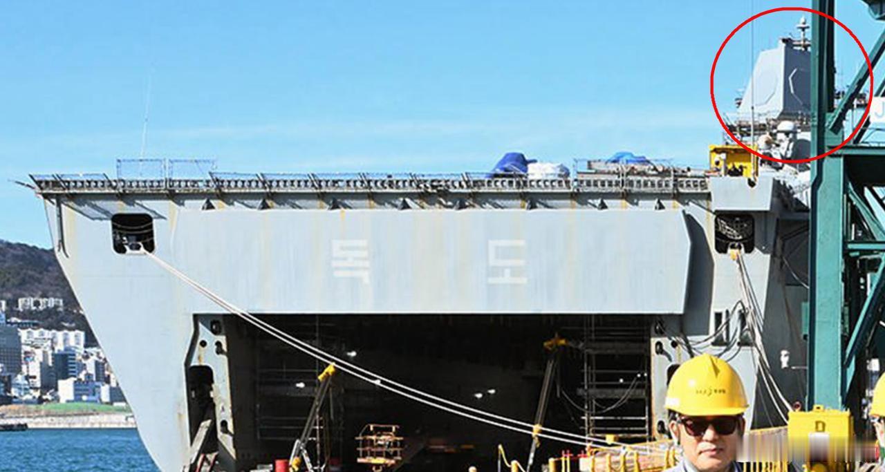 完成现代化改装的韩国海军独岛级两栖攻击舰LPH-6111 独岛号，用韩华集团研制