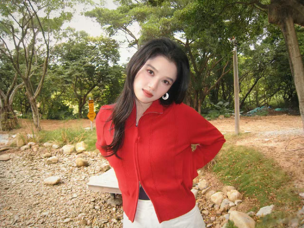 张婧仪红衣营业张婧仪红衣写真张婧仪红衣七宫格，好美，绝啦 