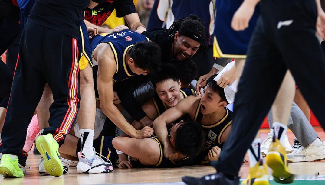 8进4形势突变！广东绝杀！张皓嘉感谢两人霸气表态，CBA第一儒帅赛后炮轰
5月1