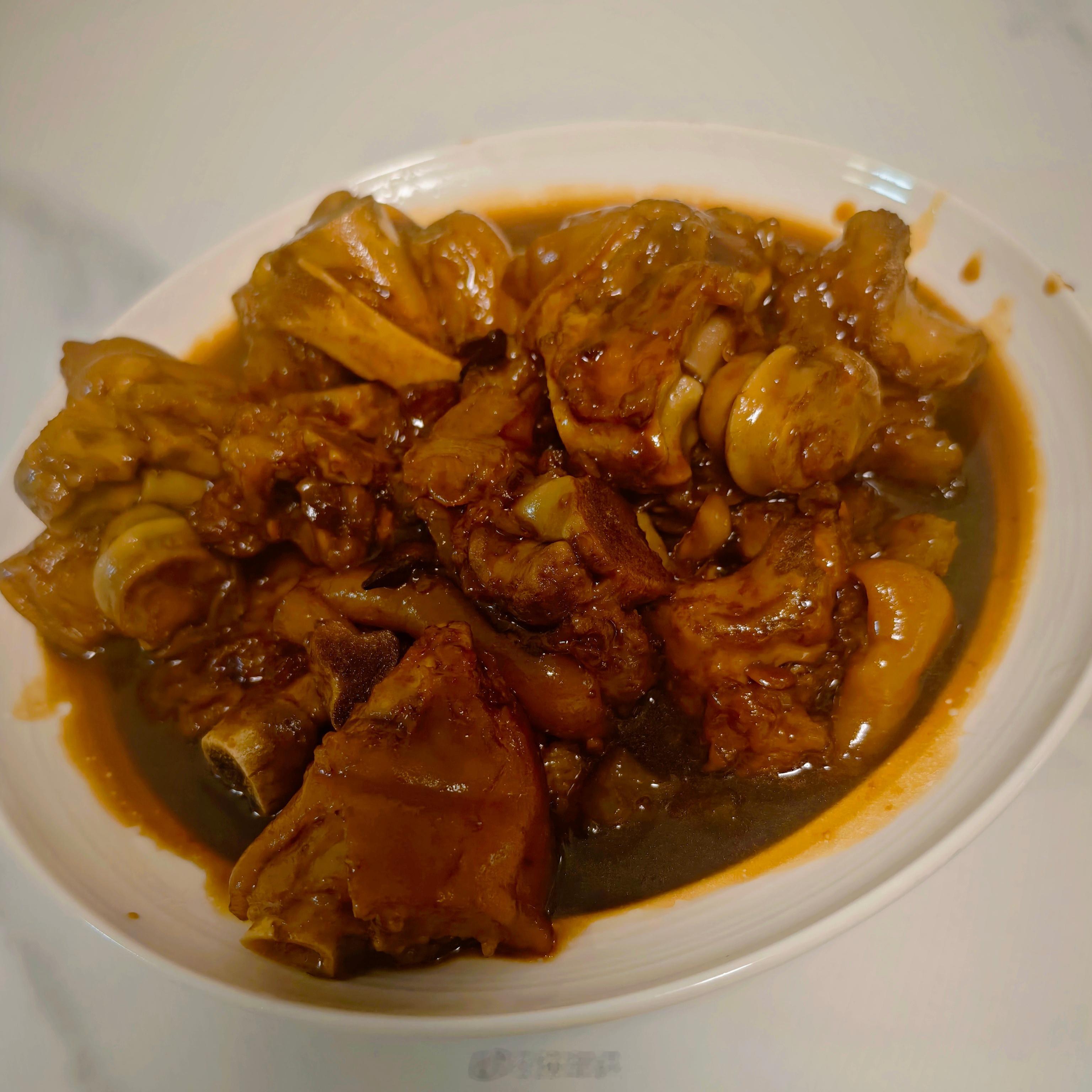 中午搞了个红烧猪蹄儿，看这色相，味道应该还行吧[酷]好好吃饭 ​​​