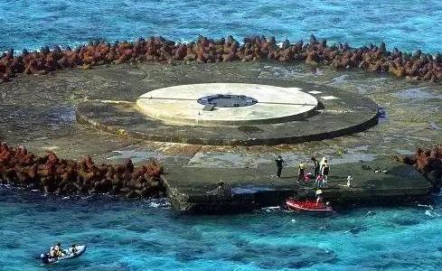 日本为扩大国土面积，花 400 亿建了个人工岛，谁知正得意呢，却发现人工岛突然一