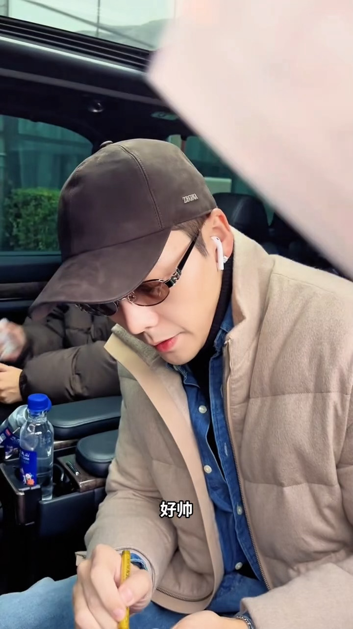 陈伟霆成都到达 主动打开车窗为粉丝们签名比心明天泸州音乐节演出顺利🥰 