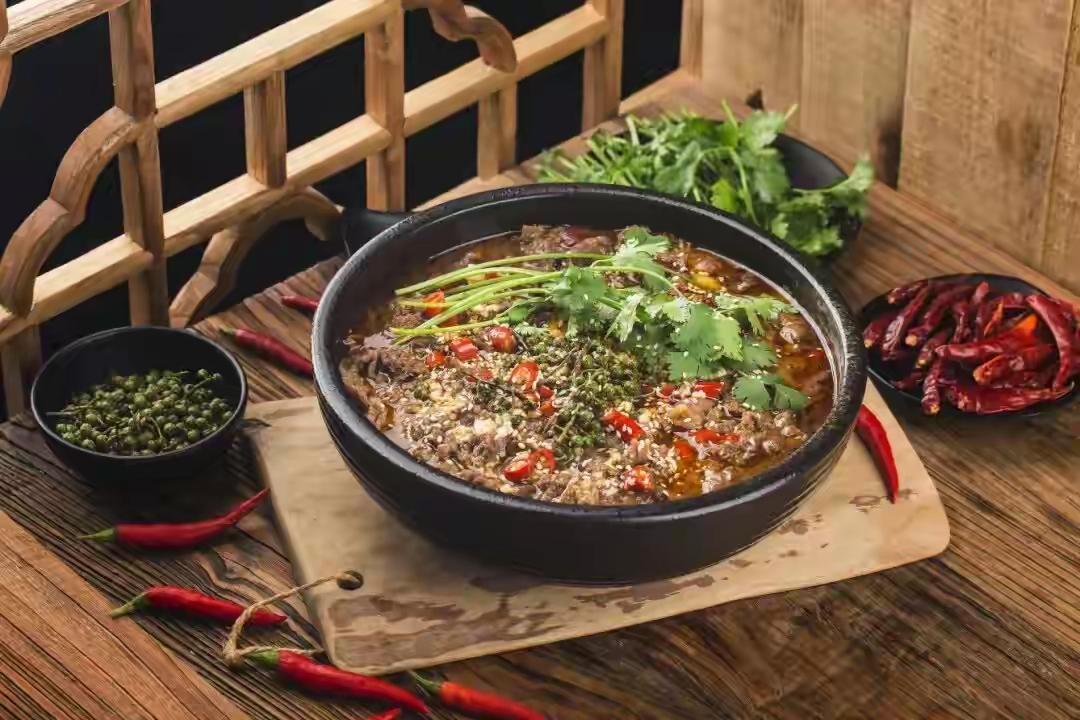 上海嘉定一餐馆无证经营，伪造备案卡在美团做“幽灵外卖”，竟用鸭肉冒充牛肉制作“水