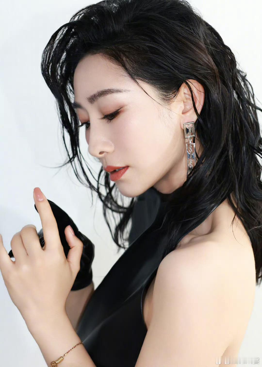浪姐 赢了被淘汰李心洁组《冷夜》舞台真的戳中我✨光影氛围感拉满，舞蹈歌声都美得像