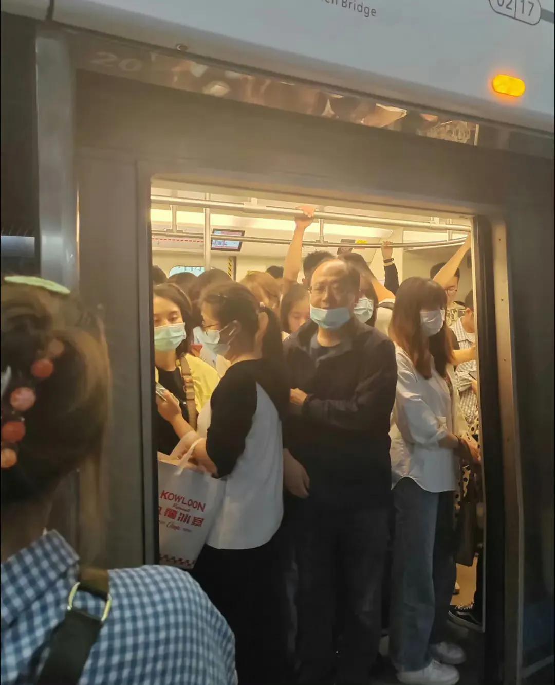 我就说强哥肯定没死，今天在地铁上还看见他了