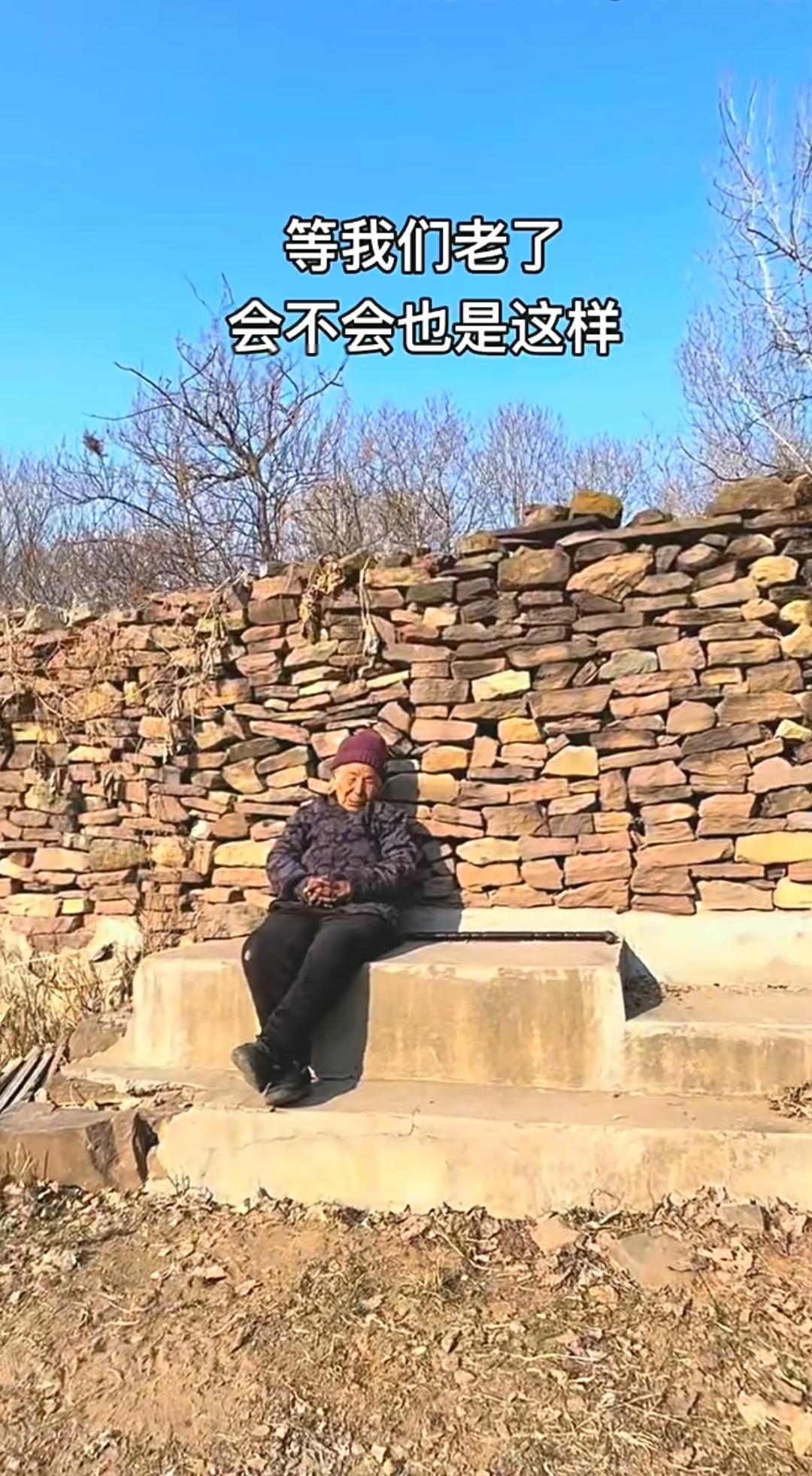 人老了精力不济，困意说来就来。等到咱们老了，会不会也是这般模样[捂脸]？
