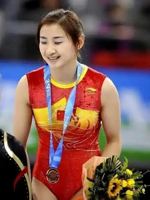“退亲吧！”2019年，30岁的奥运冠军何雯娜身怀五个月身孕，和38岁、身家过亿