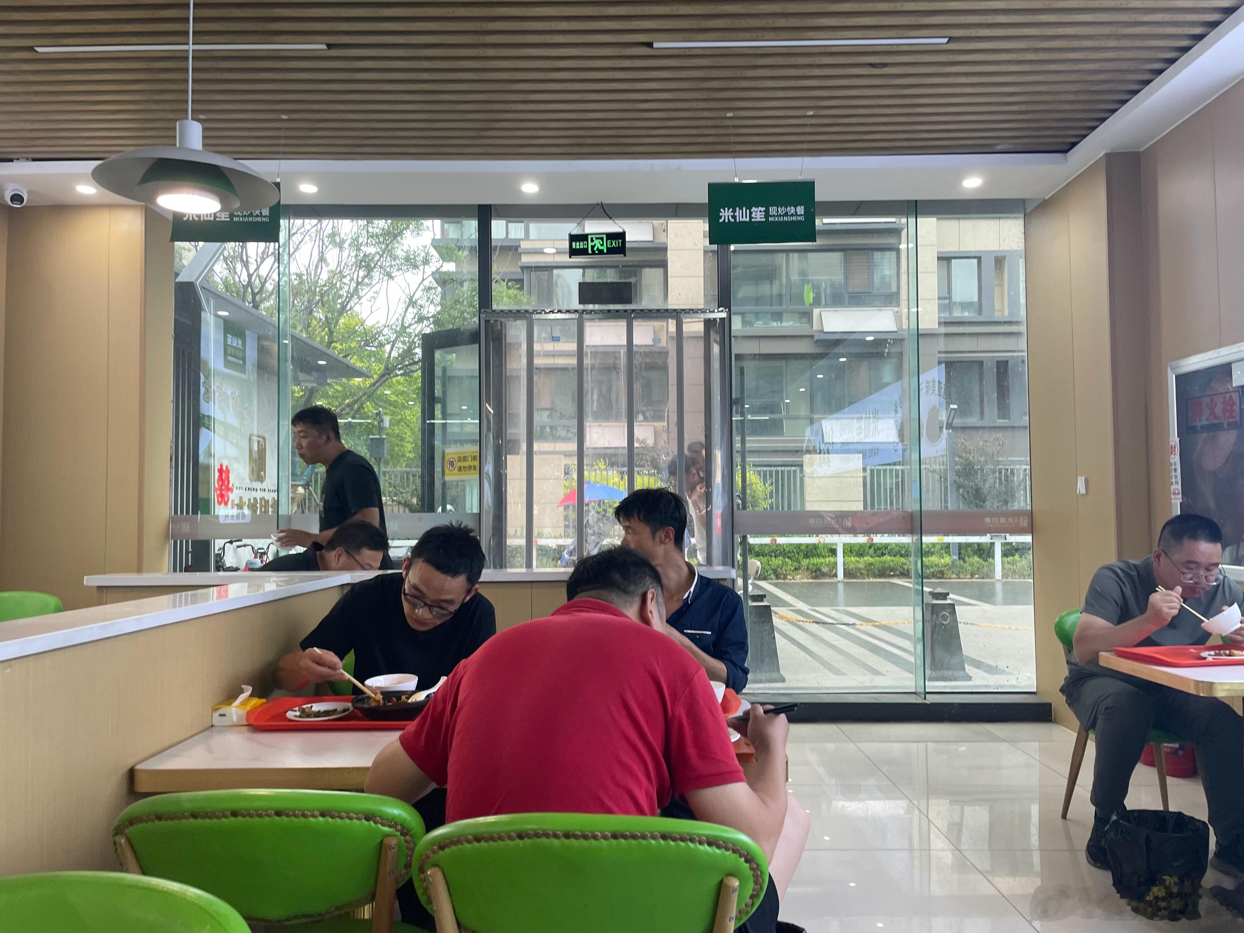 小区楼下的快餐店还是很实惠9块钱两个菜饭和汤随便喝 聊城