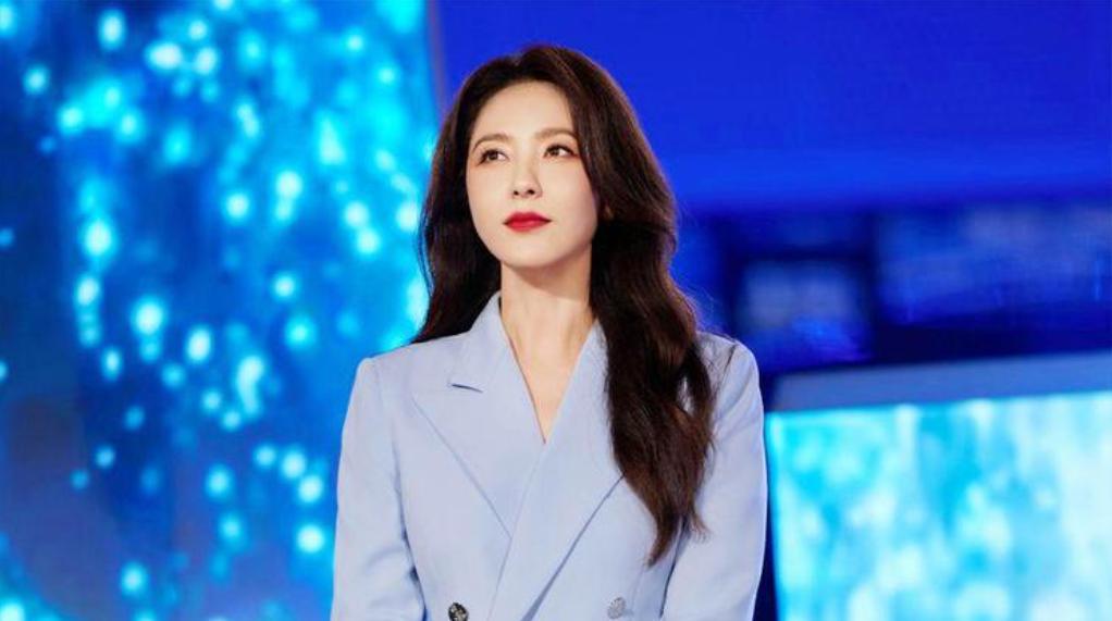 曾黎，这个名字最近在娱乐圈可是火得不得了！
 
时隔18年，她重操旧业，登上央视