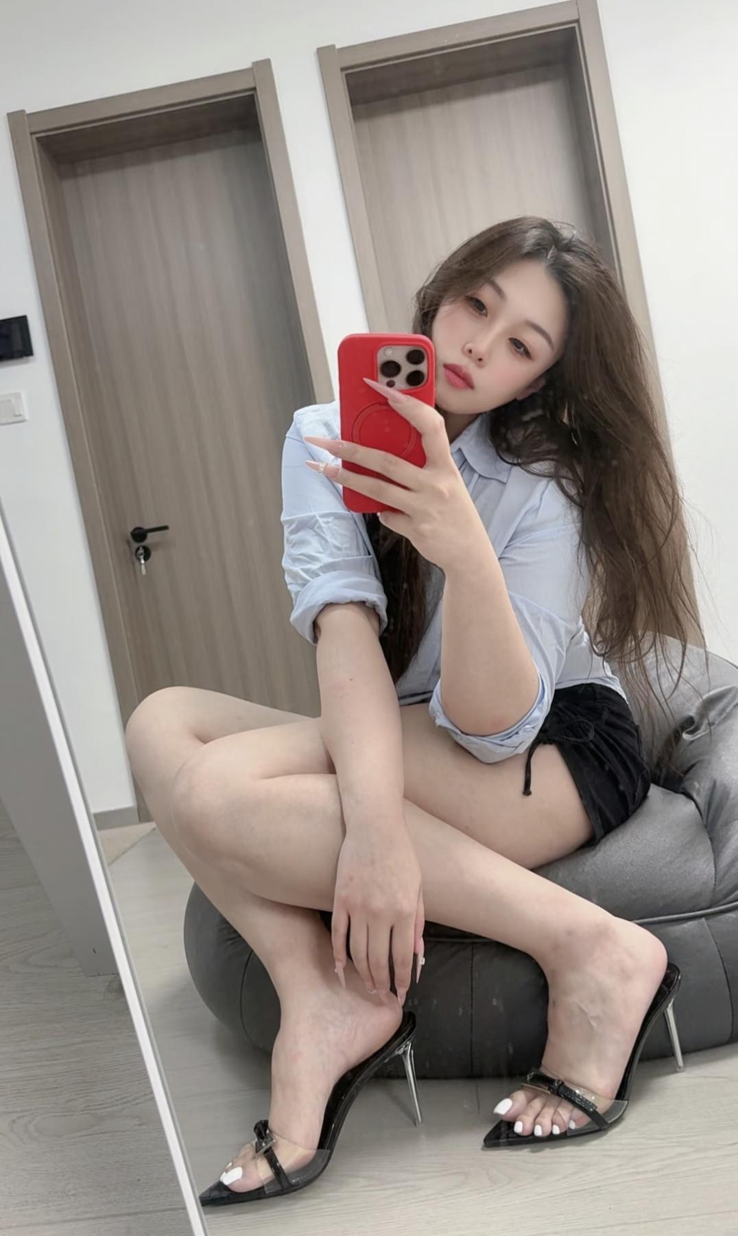 自拍时刻，穿高跟鞋的时尚女孩。