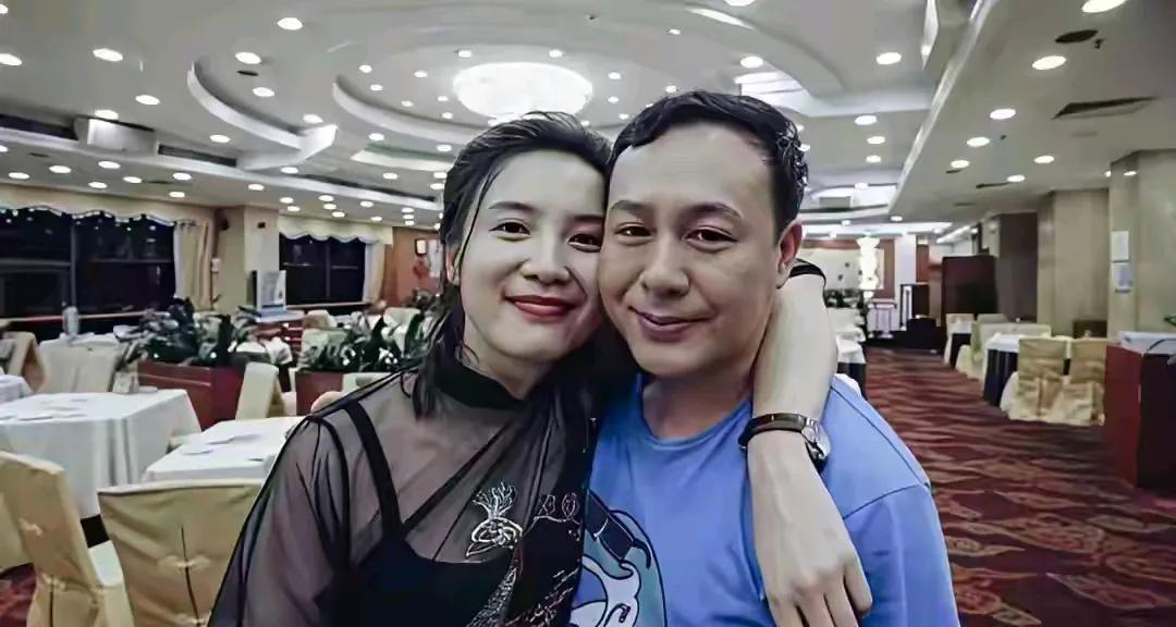 宋佳搂着的这个男人我认识，他不就是《狂飙》里那个卖鱼的吗？后来成了黑老大，又从了