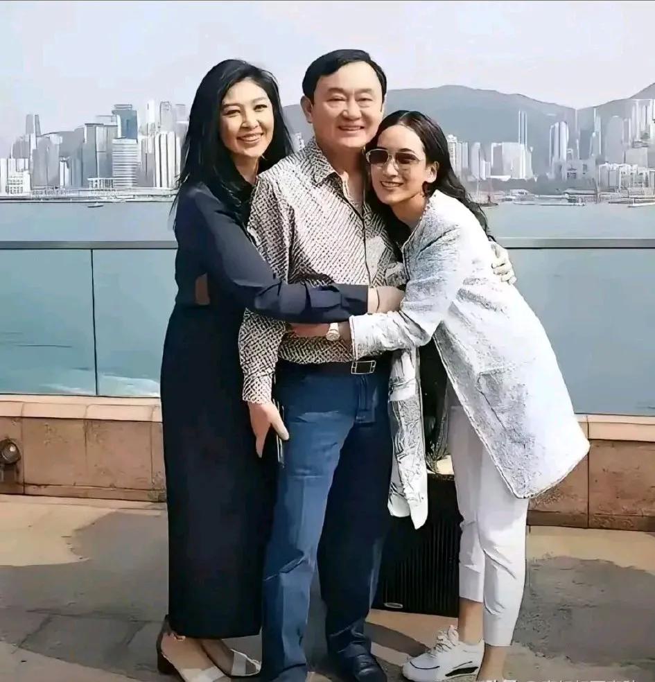 这是泰国最传奇一家子！爸爸当过总理，姑姑也当过总理，如今的小美女长大了，也不甘落